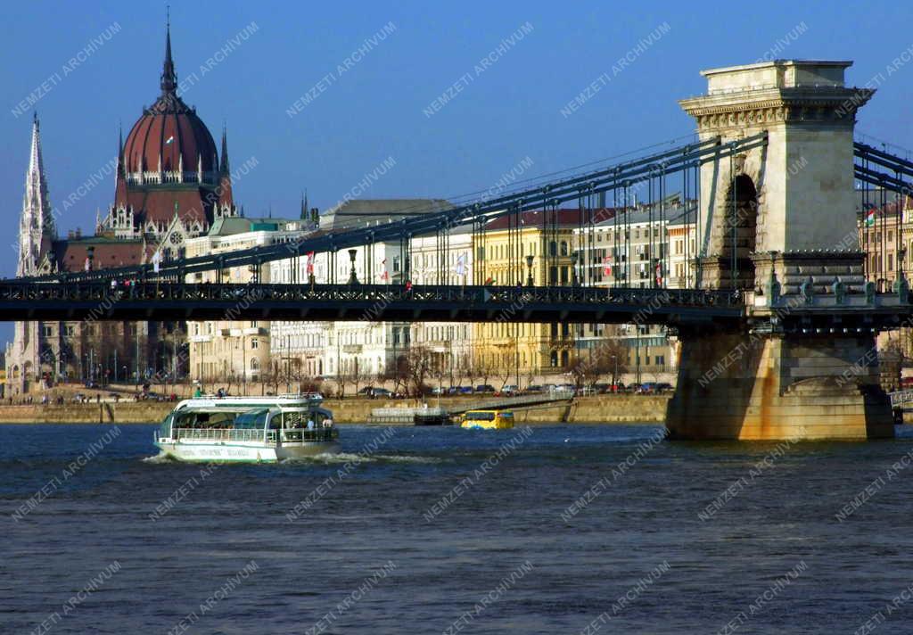 Budapest - Sétahajó a Lánchídnál 