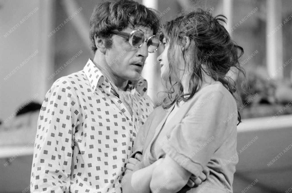 Kultúra - Színház - John Arden: Élnek, mint a disznók