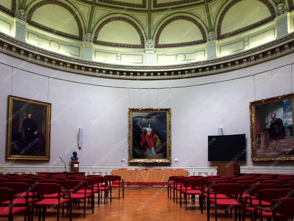 Épület - Budapest - Az MTA Félköríves terme