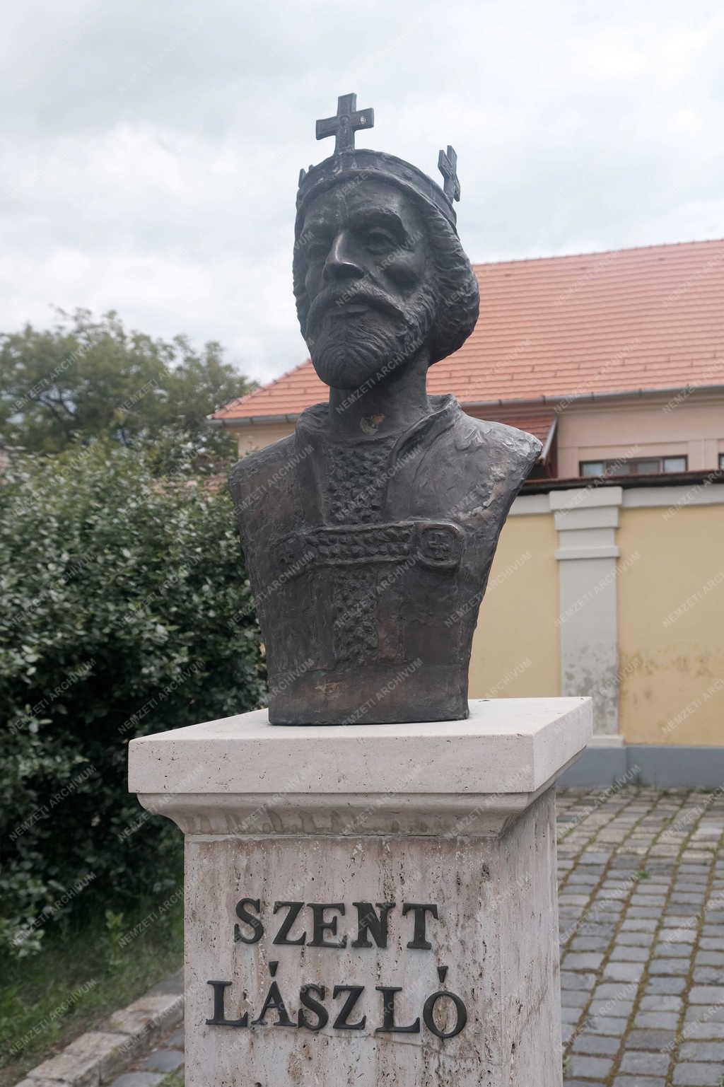 Kultúra - Szob - Szent László-mellszobor