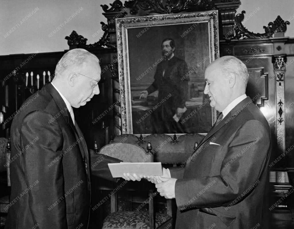 Elismerés - Csanádi György közlekedés- és postaügyi miniszter kitüntetése