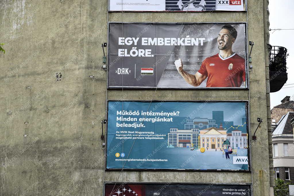 Hirdetés - Magyar labdarúgó-válogatottat támogató plakát