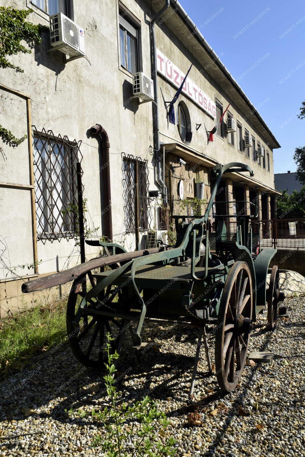 Katasztrófavédelem - Budapest - Régi tűzoltószekér Zuglóban