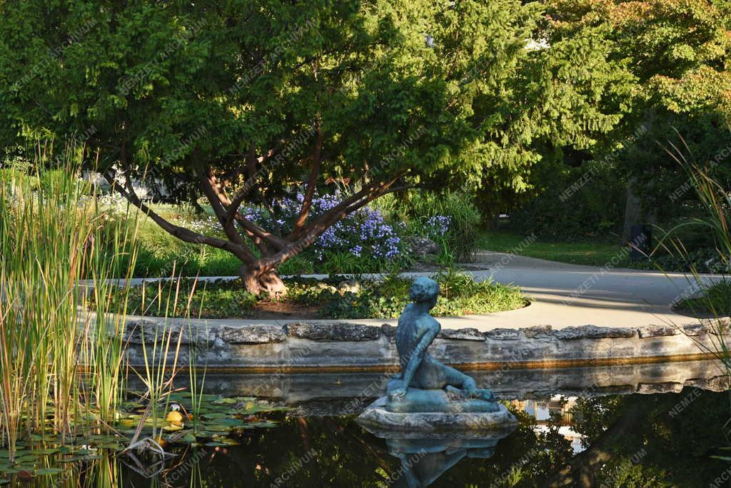 Köztéri szobor - Budapest - Csikász Imre: Ülő lány