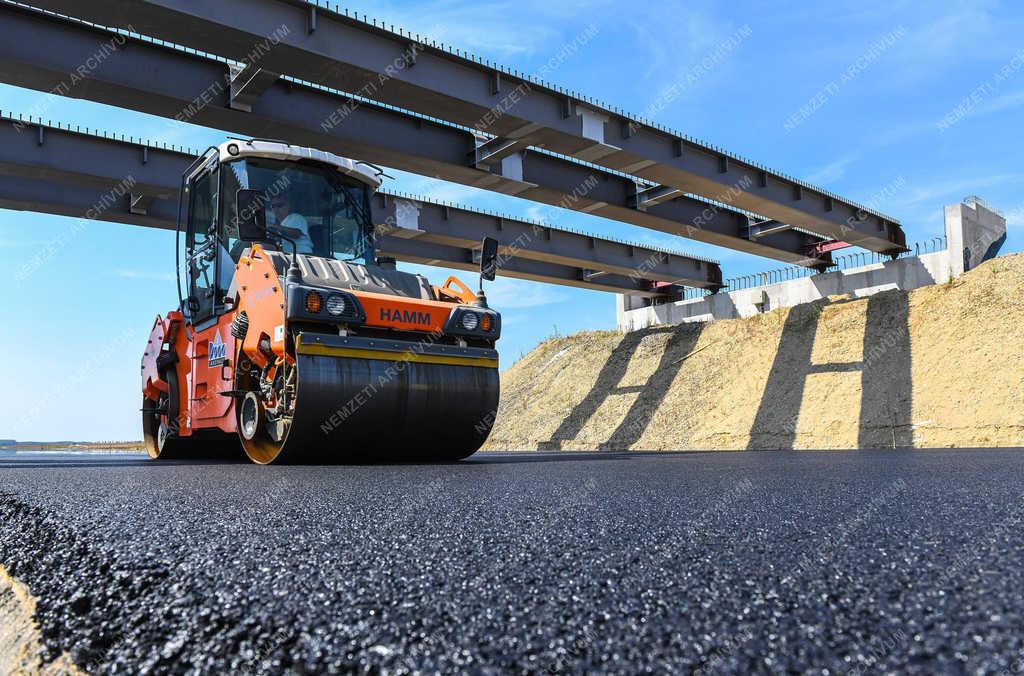 Útépítés - Berettyóújfalu - M4 autópálya építése a román határig