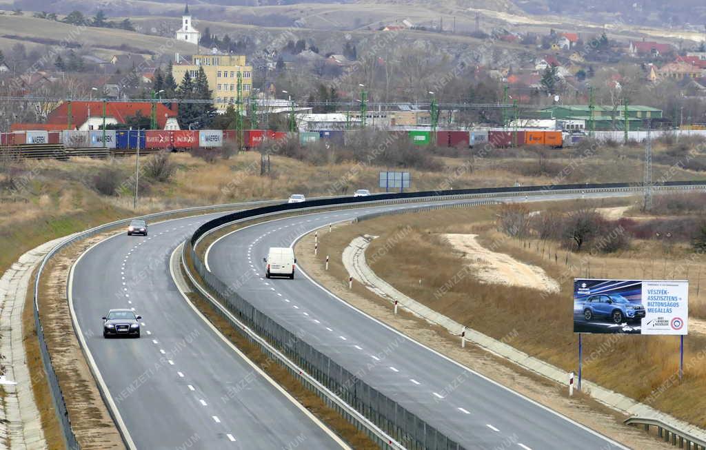 Közlekedés - Várpalota - A 8-as autóút várost elkerülő szakasza
