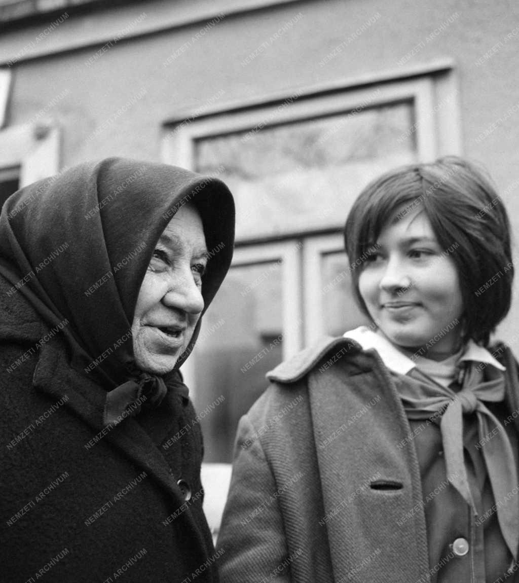 Társadalmi kérdés - Úttörők segítik az időseket