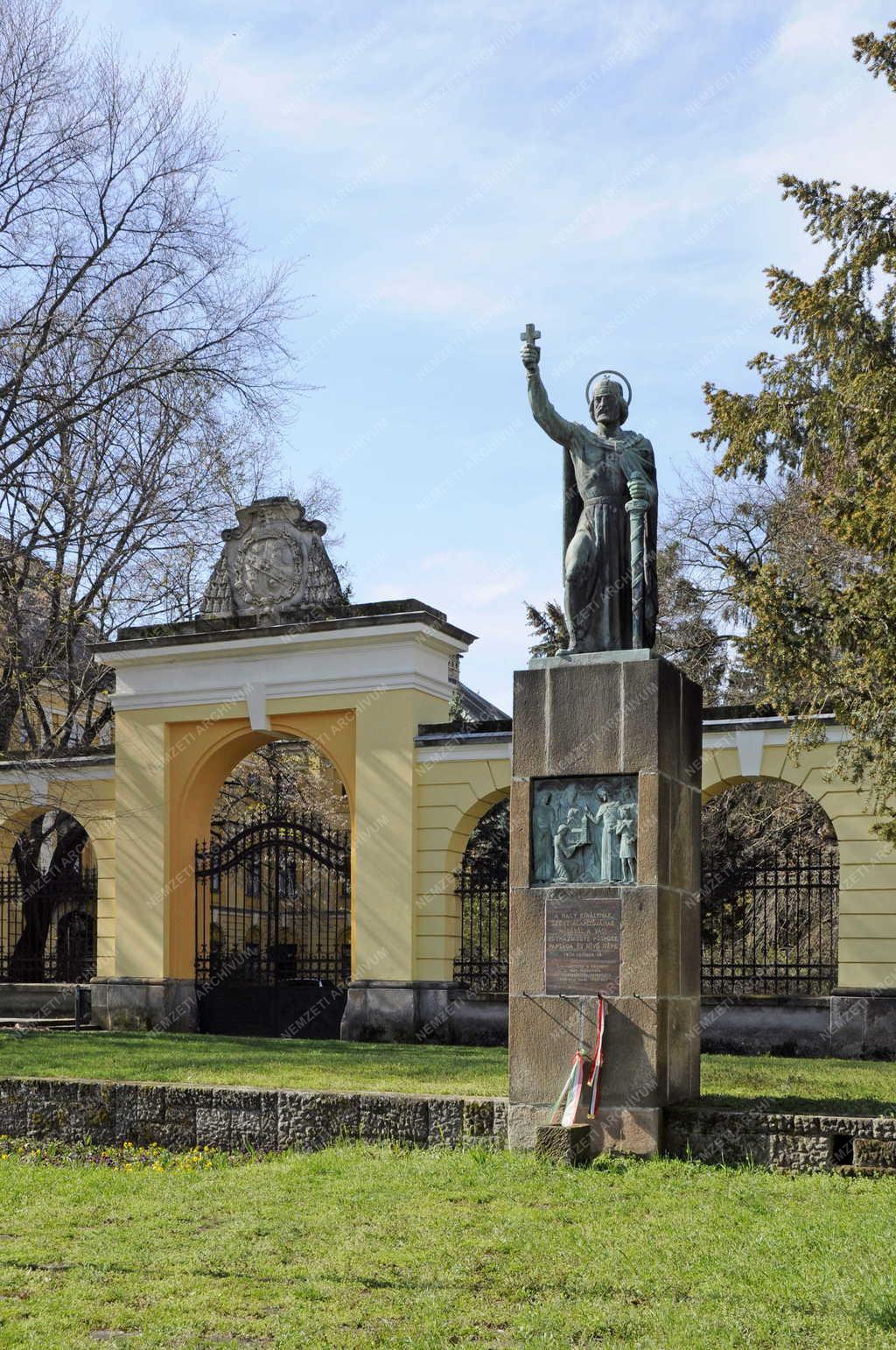 Műalkotás - Vác - Szent István szobra