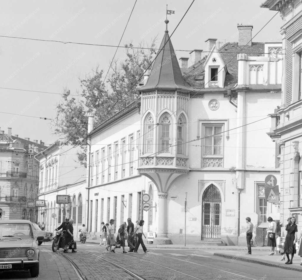 Városkép-életkép - A szegedi Kelemen utcában