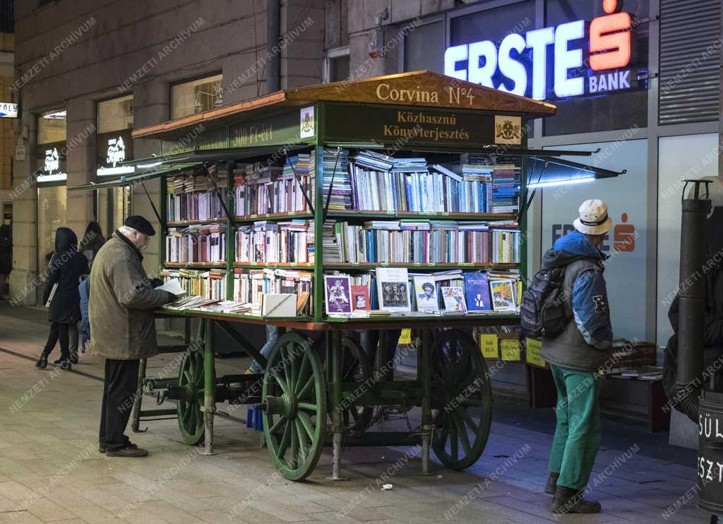 Városkép - Budapest - Corvin köz