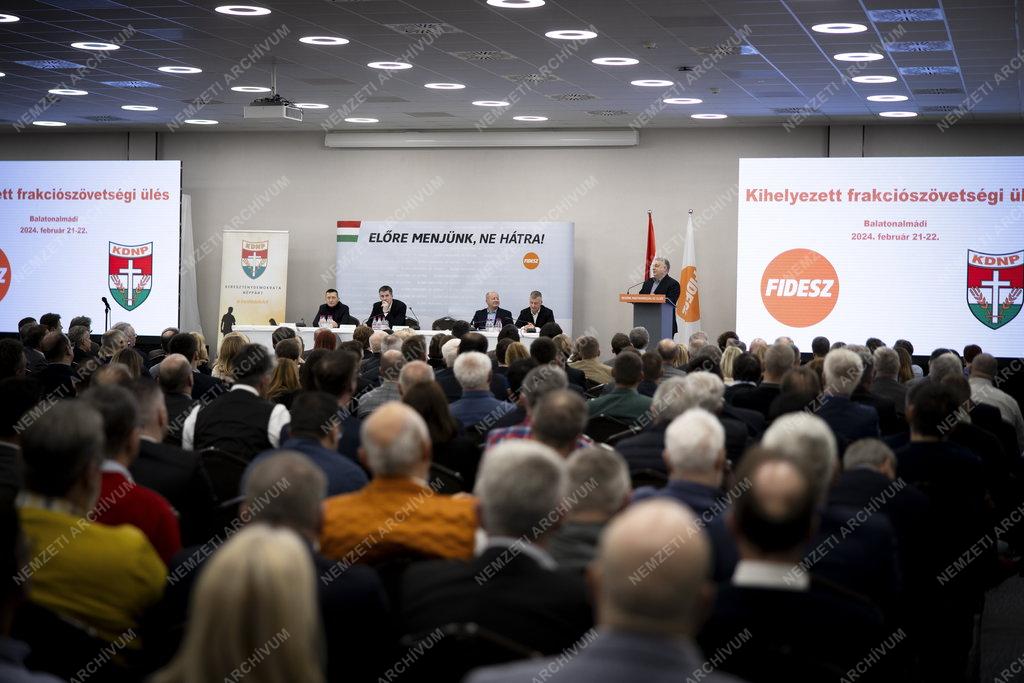 A Fidesz-KDNP frakcióülése Balatonalmádiban