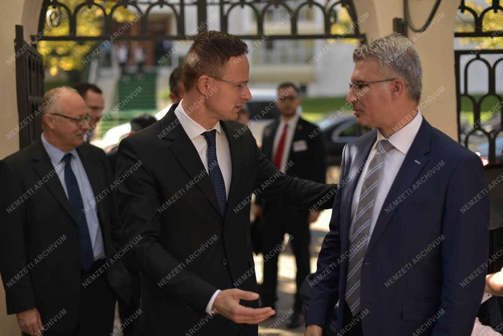 Szijjártó Péter Tiranában