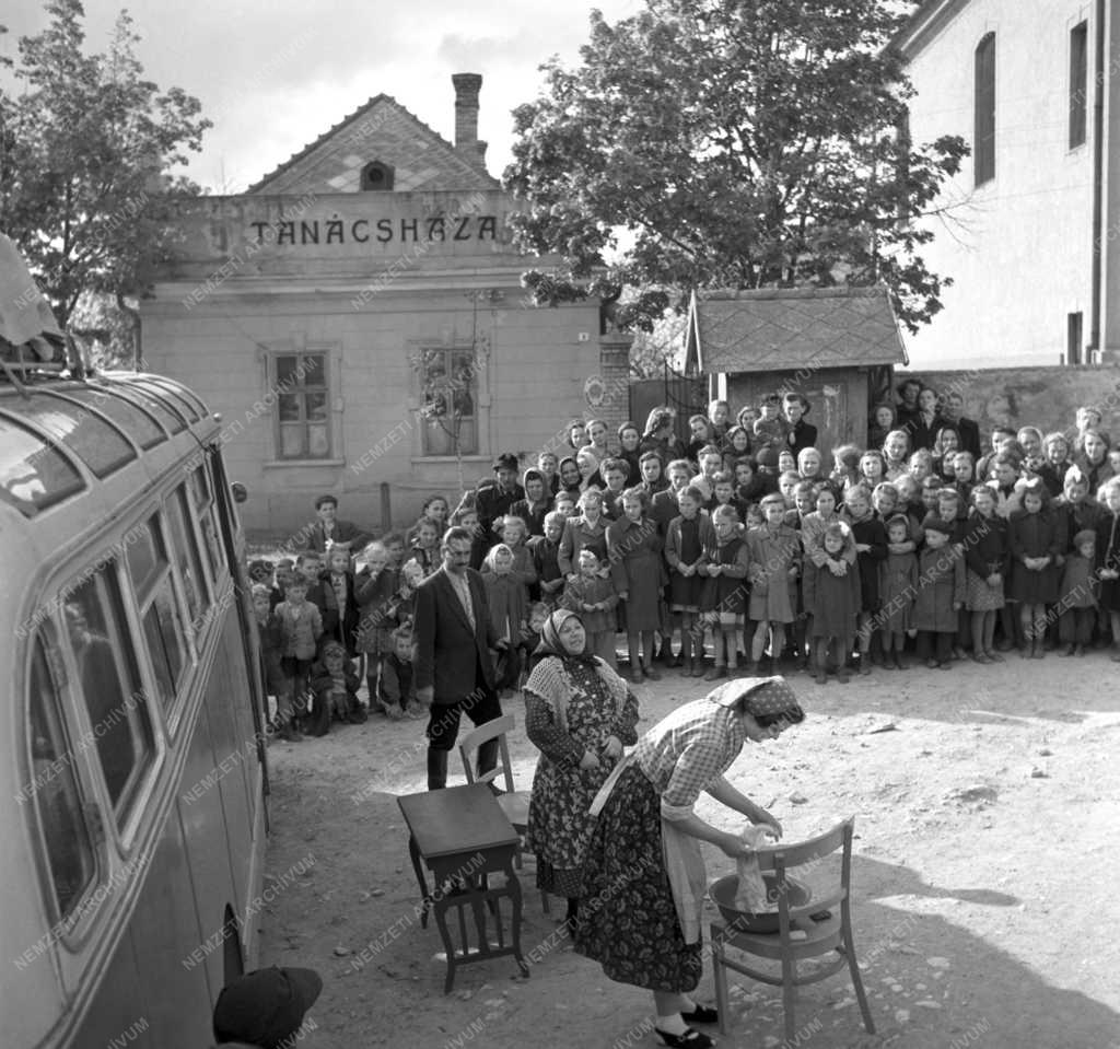 Kultúra - Színház - A Faluszínház választási műsora Süttőn