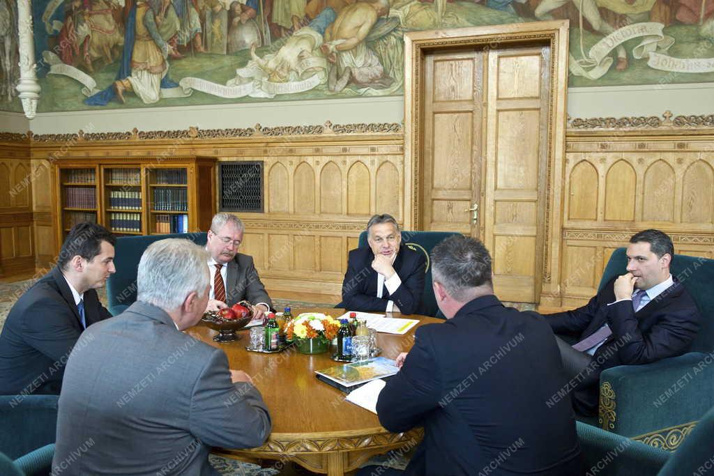 Orbán Viktor miniszterelnök a NAK vezetőivel és a Magosz elnökével tárgyalt