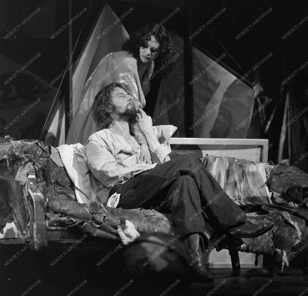 Kultúra -  Anton Pavlovics Csehov: Platonov című darabja a Pesti Színház színpadán