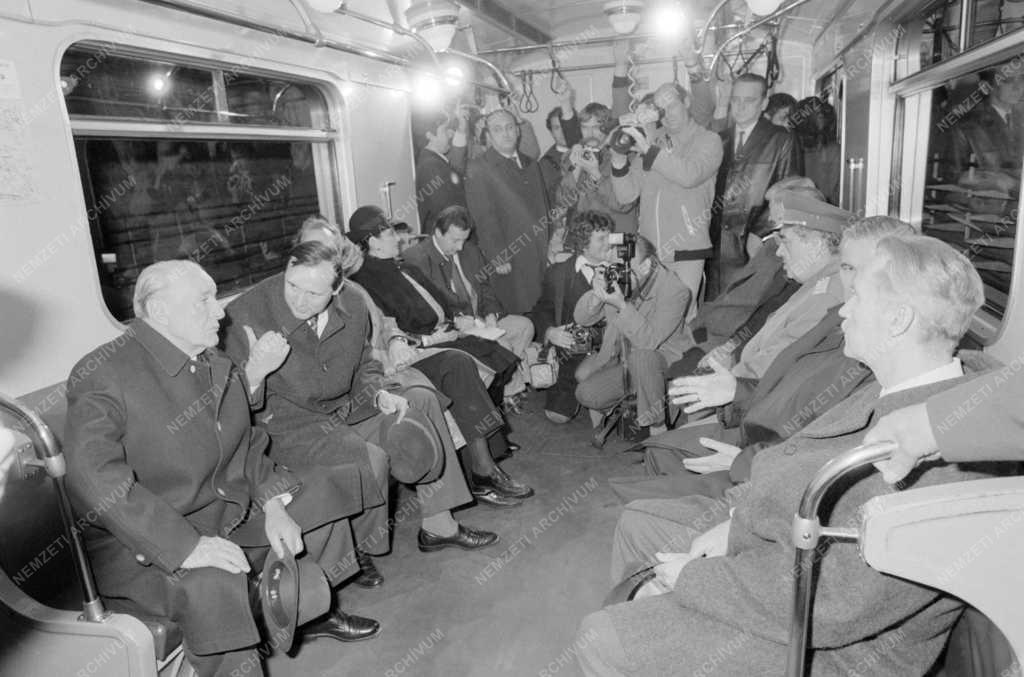 Belpolitika - Közlekedés - Kádár János a metrón