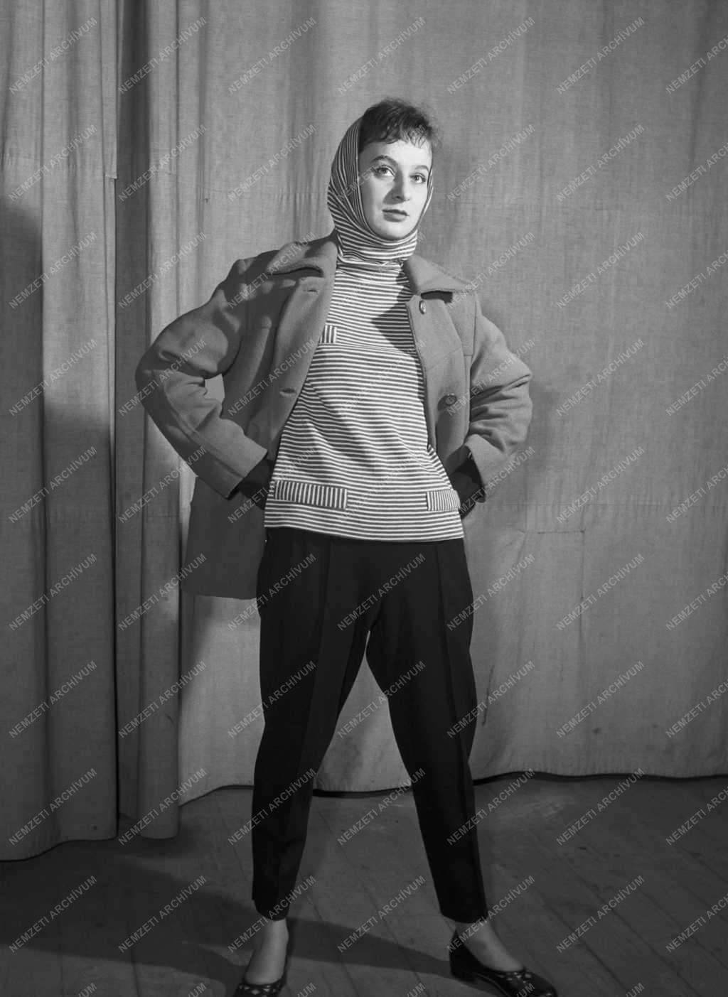 Divat - A Kötszövőipari Mintázó Üzem divatbemutatója