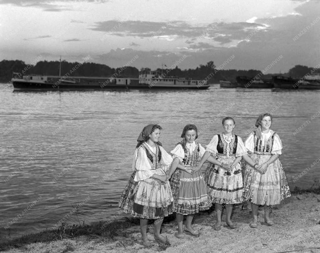 Néphagyomány - A Hosszúhegyi Állami Gazdaság néptáncosai 