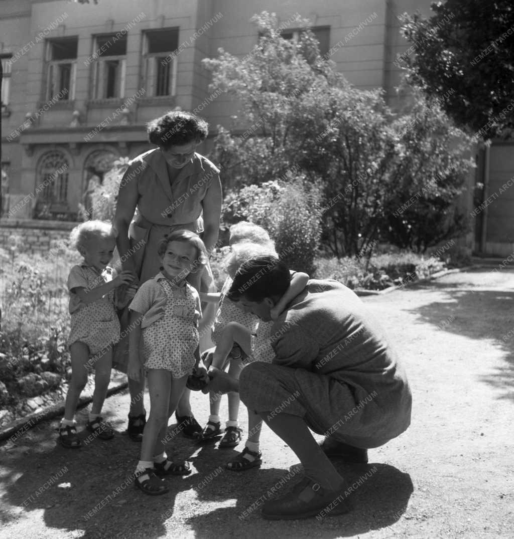Gyermekvédelem - Visszakerülnek családjukhoz a négyes ikrek