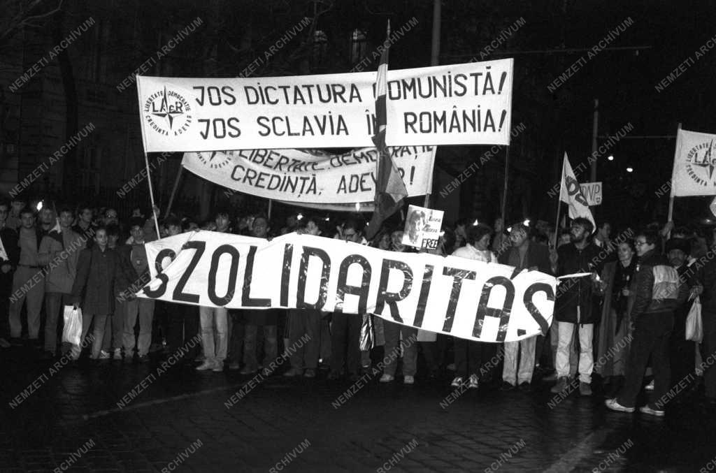 Tiltakozás - Demonstráció a Hősök terén Tőkés Lászlóért