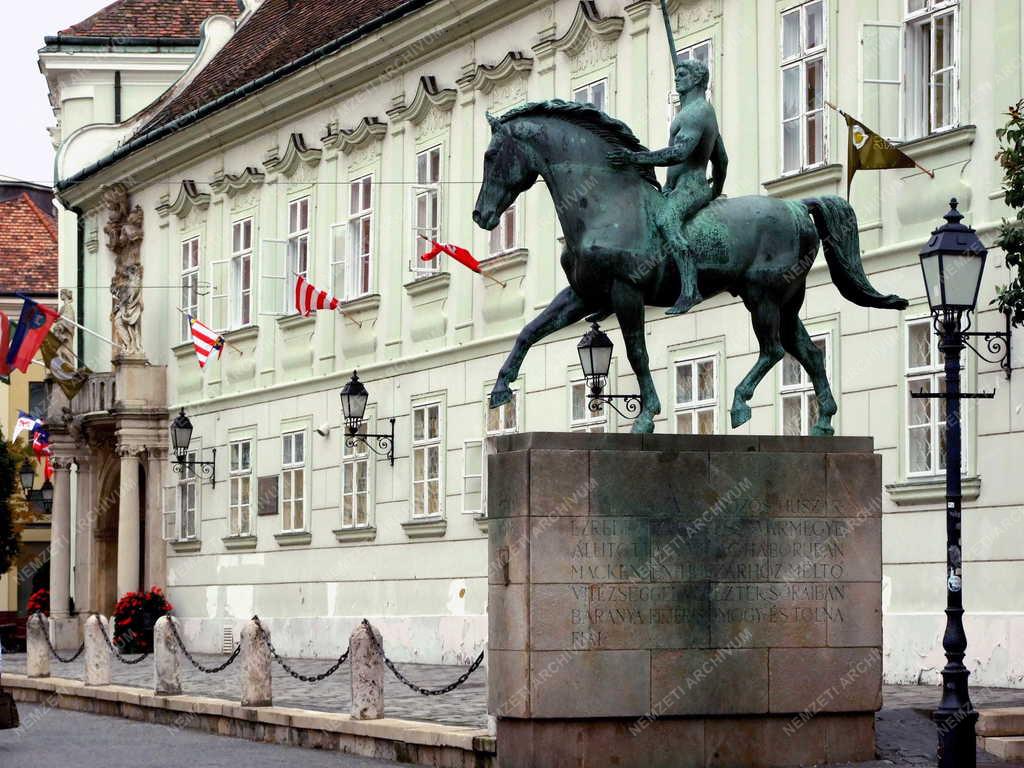 Köztéri szobor - Székesfehérvár - A tízes huszárok emlékműve