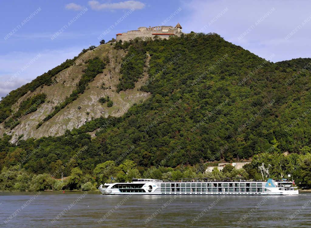 Turizmus - Visegrád - Külföldi hotelhajó a Dunán