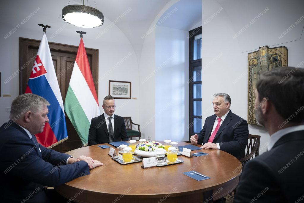 Orbán Viktor fogadta Robert Ficót