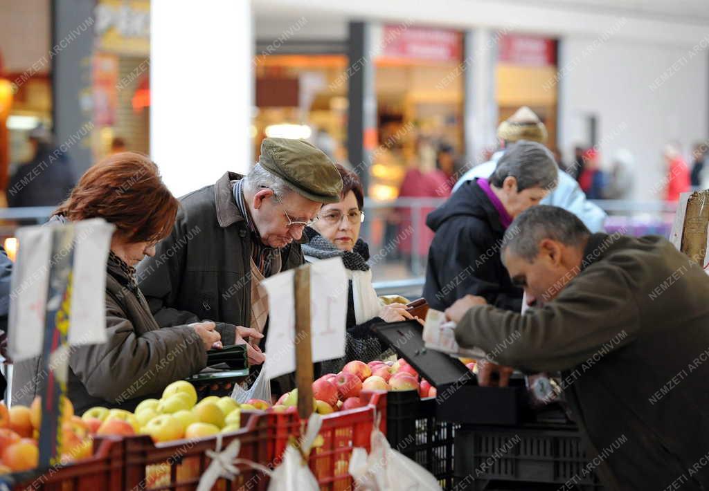 Kereskedelem - Debrecen - Vásárlók a debreceni Piaccsarnokban