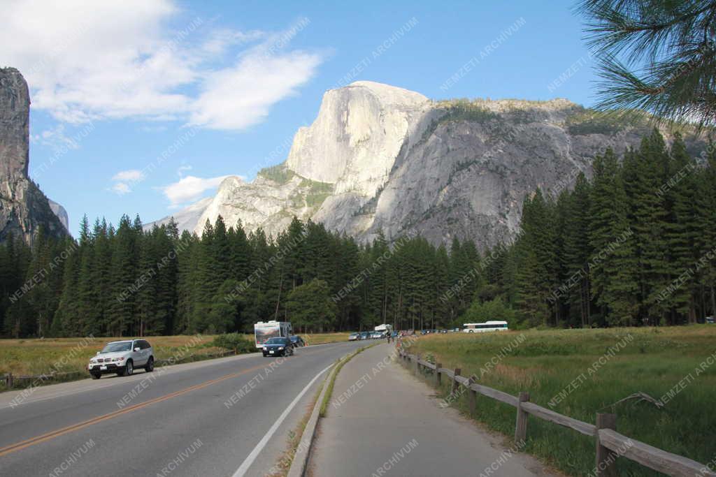 Természet - Az El Capitan sziklatömbje a Yosemite völgyben