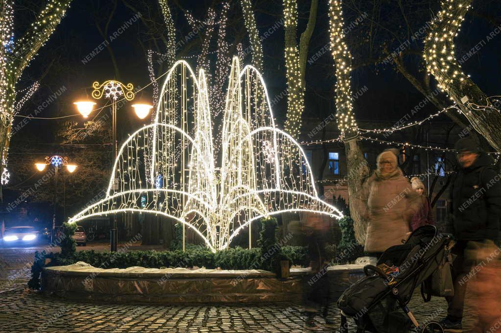 Városkép - Budapest - Kispest Templom tér esti kivilágításban