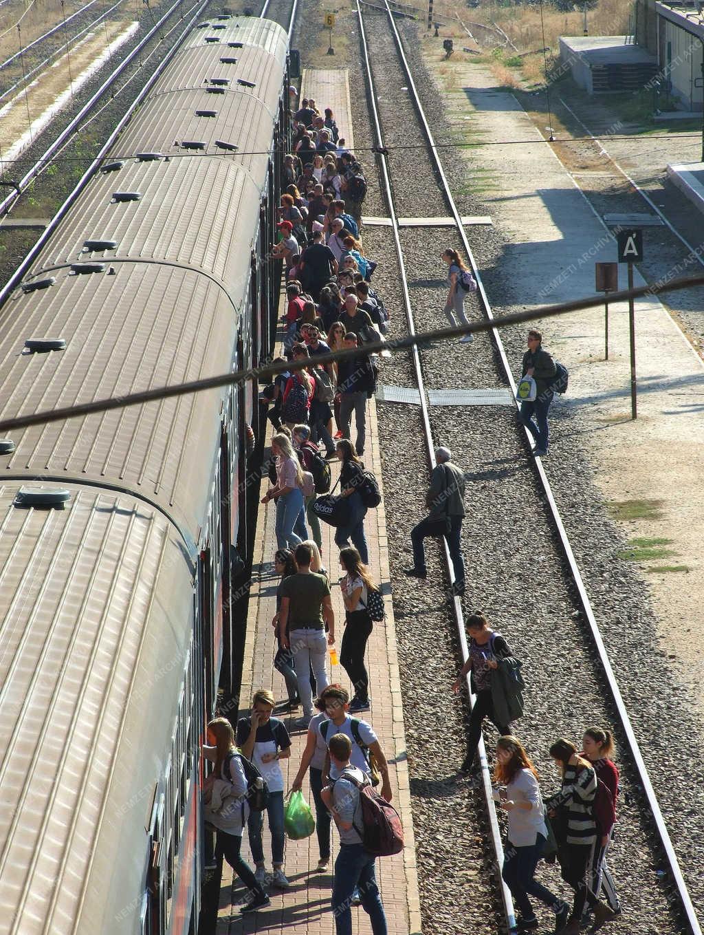 Közlekedés - Gödöllő - Ingázó egyetemisták a vasútállomáson