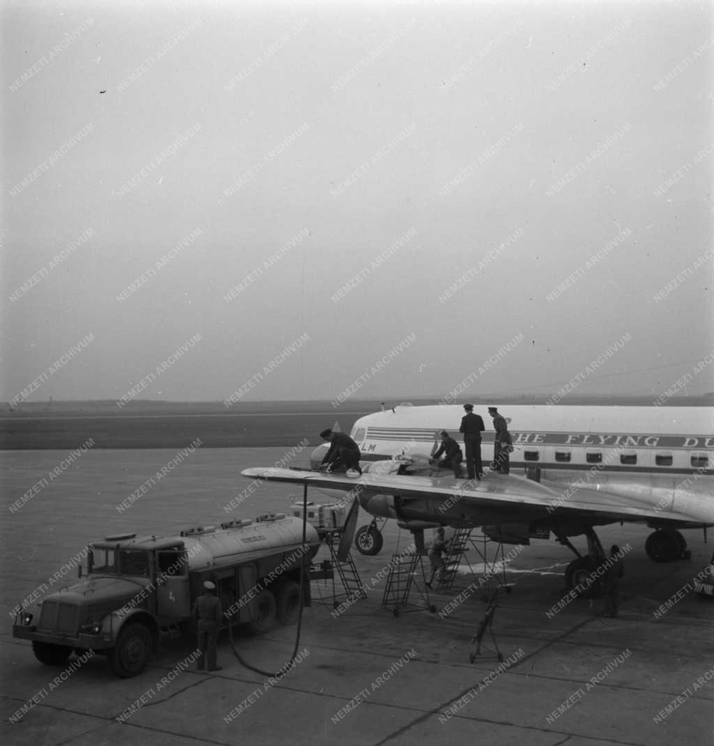 Légi közlekedés - KLM-gép Ferihegyen