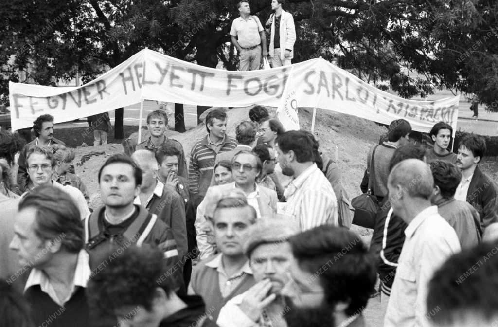 Tüntetés - Demonstráció a munkásőrség feloszlatásáért