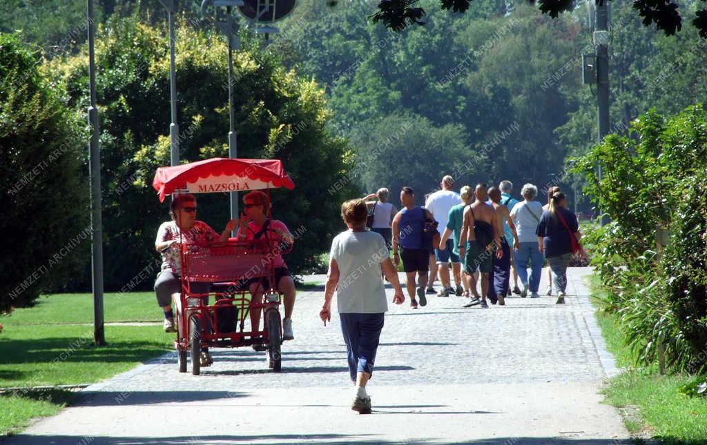 Szabadidő - Budapest - Látogatók a Margitszigeten