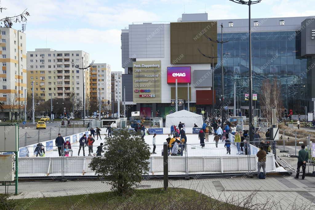 Szabadidő - Budapest - Közösségi jégpálya az Etele Plázánál