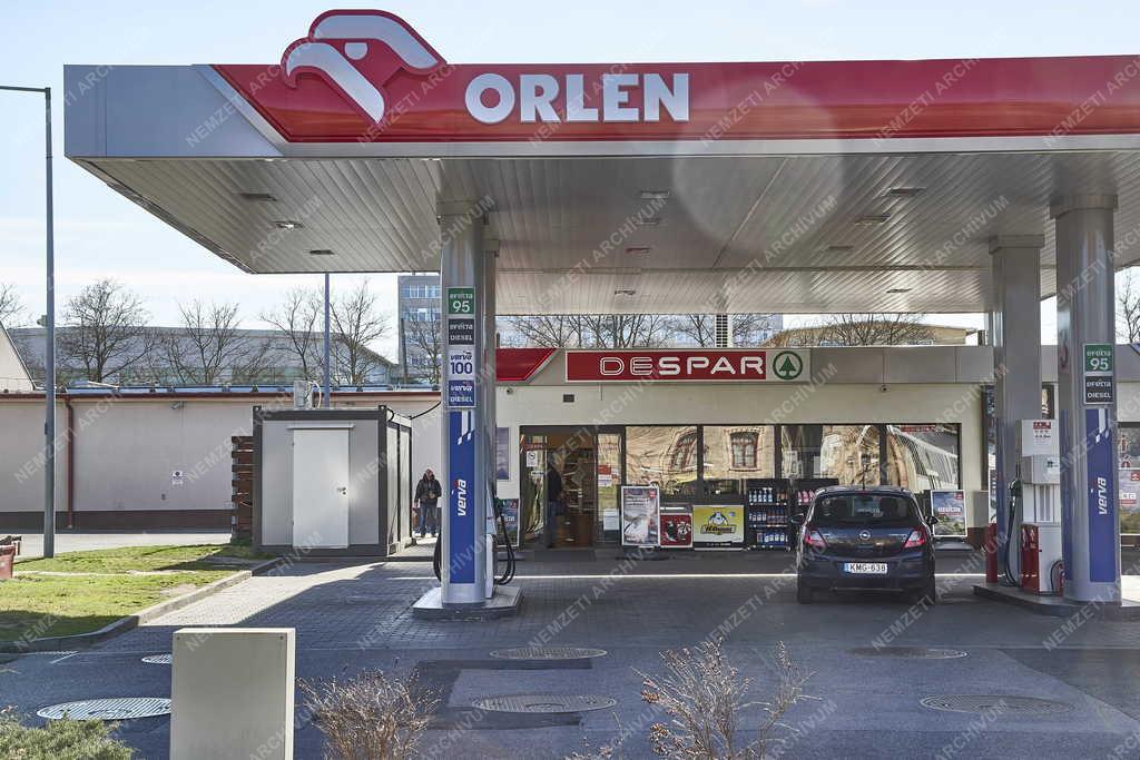 Közlekedés - Energia - Orlen benzinkút a fővárosban