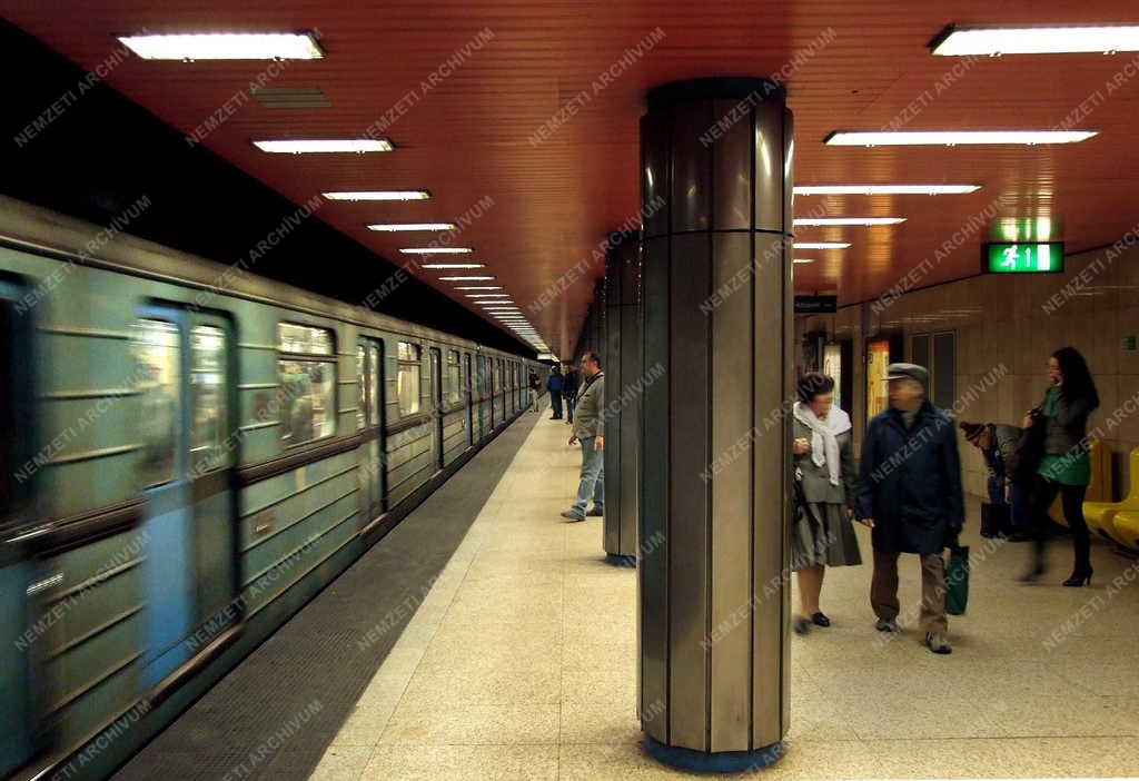 Közlekedés - Budapest - Metróállomás a Ferenciek terén 