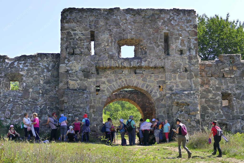 Turizmus - Pilisborosjenő - Látogatók az „egri várnál˝