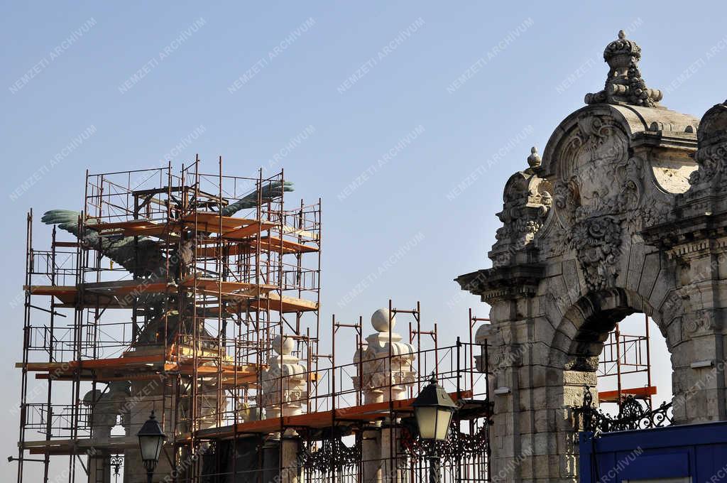 Műemlékvédelem - Budapest - Restaurálják a vári turulmadarat