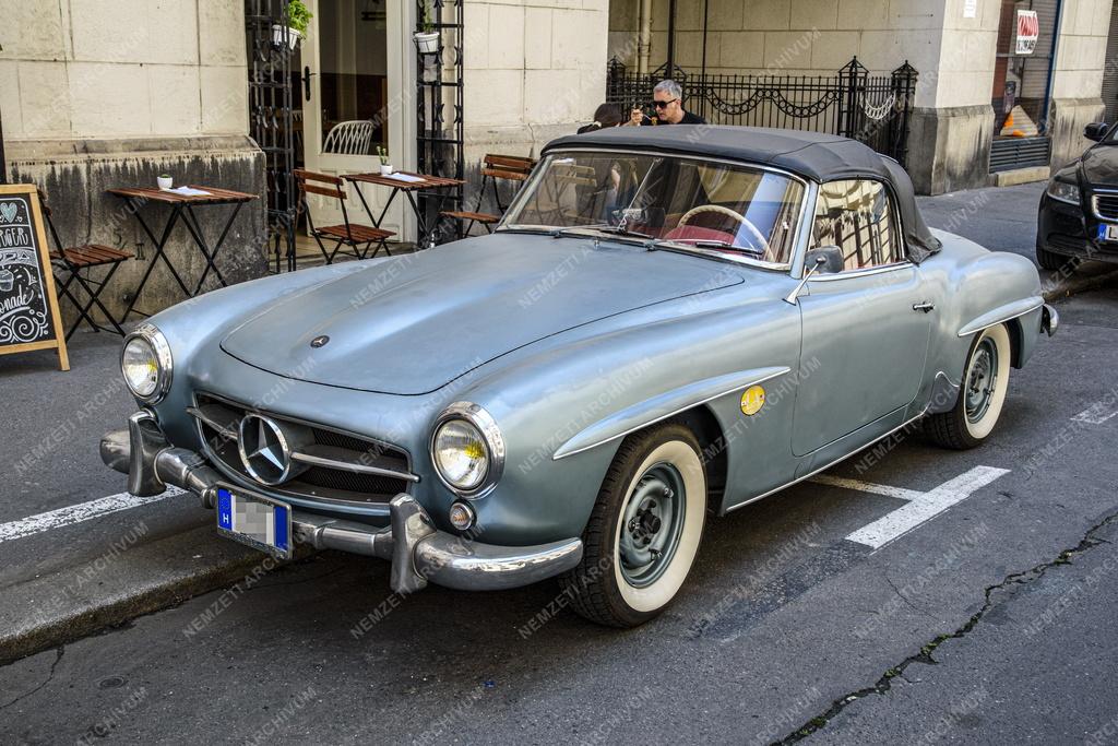 Közlekedés - Mercedes-Benz 190 SL oldtimer Budapesten