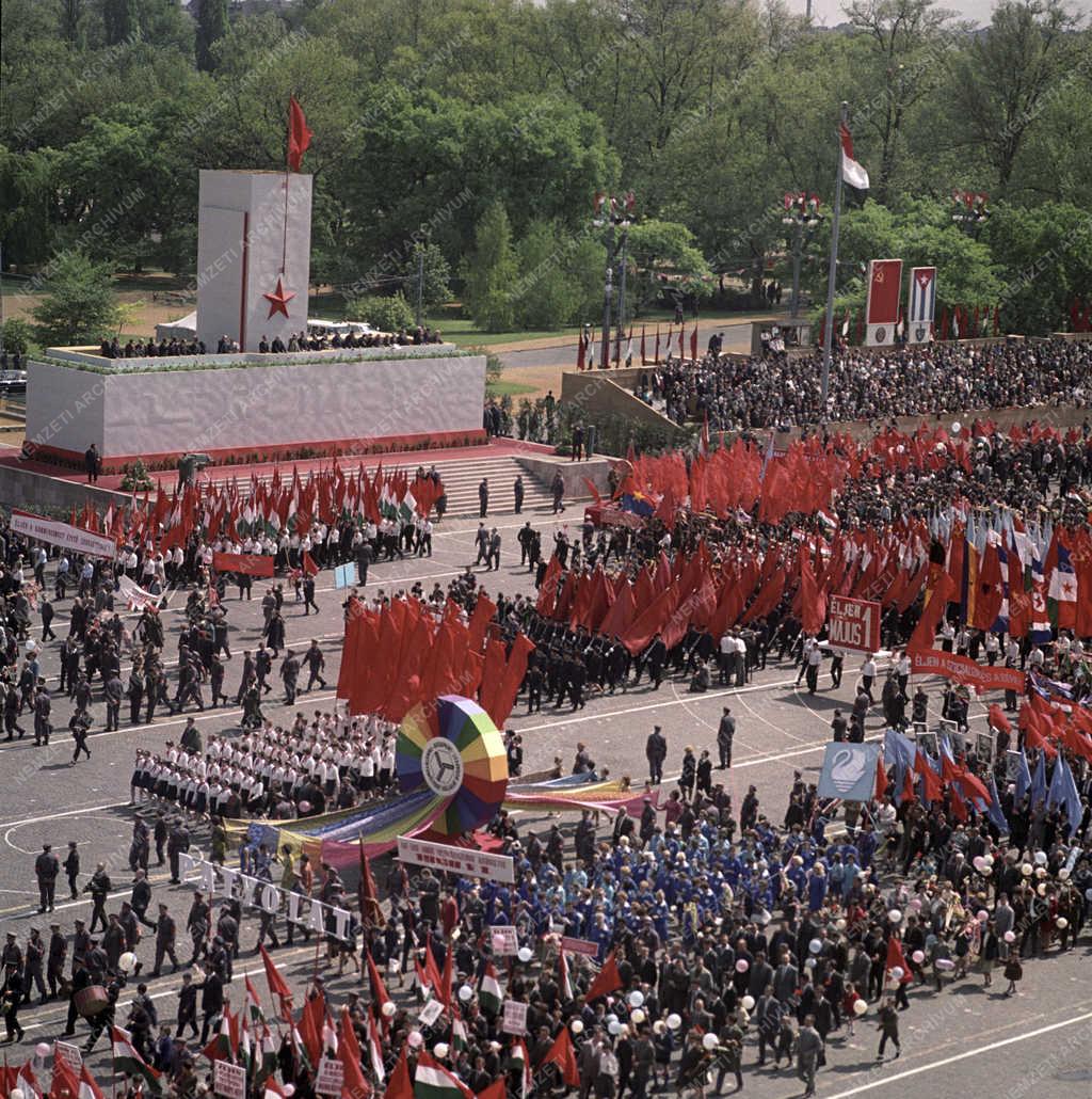 Ünnep - Belpolitika - Május elseje a fővárosban  