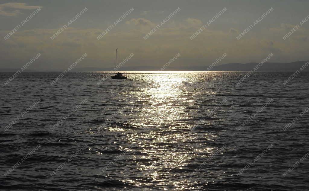 Tájkép - Balatonakarattya - Őszi naplemente a Balatonon