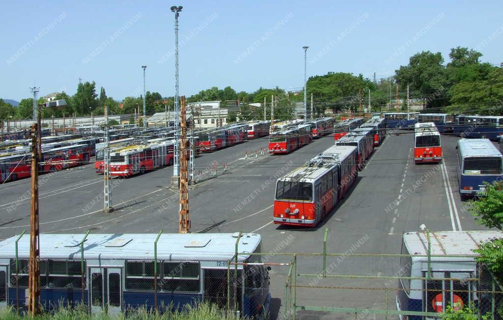 Közlekedés - Budapest - Trolibuszok és autóbuszok tárolótere