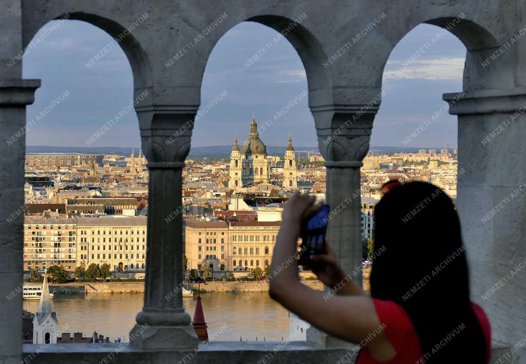 Városkép - Budapest - Turista a Halászbástyánál