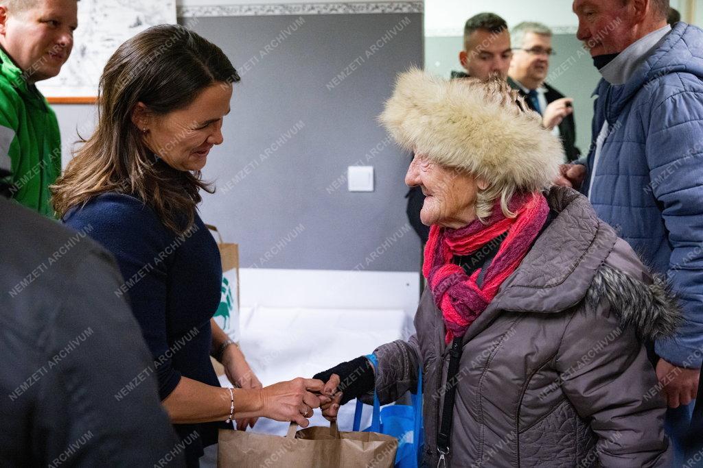 Hajléktalanoknak készített ajándékcsomagokat Novák Katalin