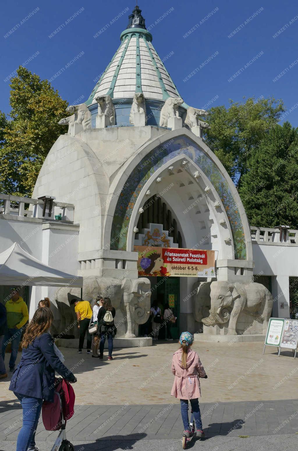 Életkép - Budapest - Rollerrel az Állatkertnél