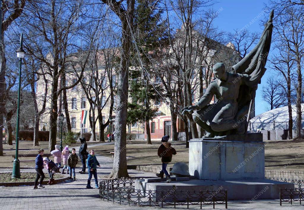 Oktatás - Budapest - Kisiskolások tanórai szünetben