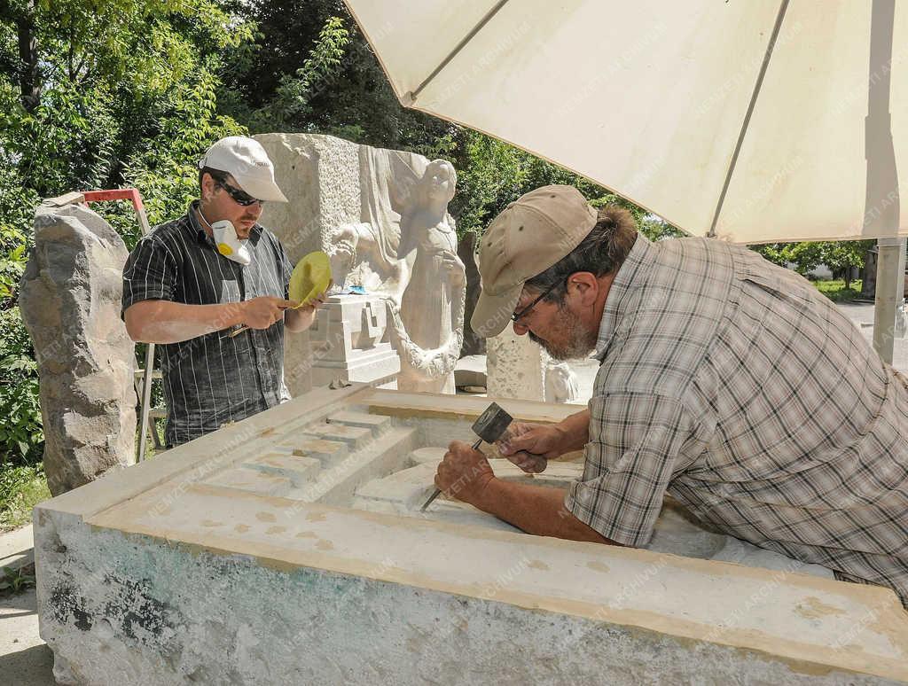 Művészet - Püspökladány - Szoborcsoport restaurálása