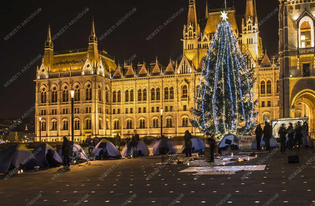 Akció - Budapest - Figyelemfelkeltő akció a Kossuth téren