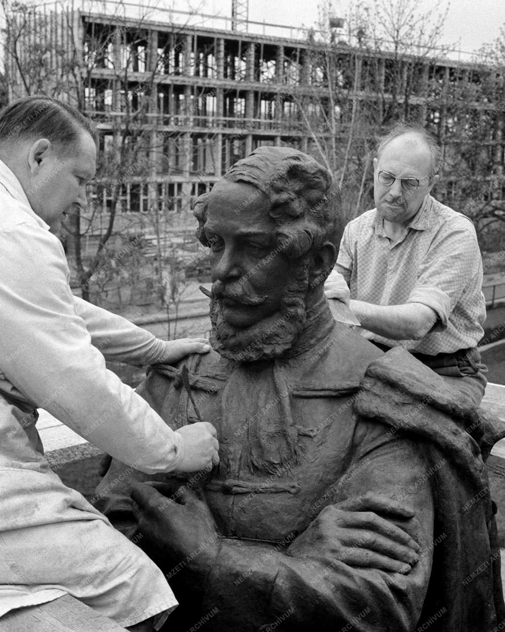 Kultúra - Restaurálják Miskolc műemlék szobrait